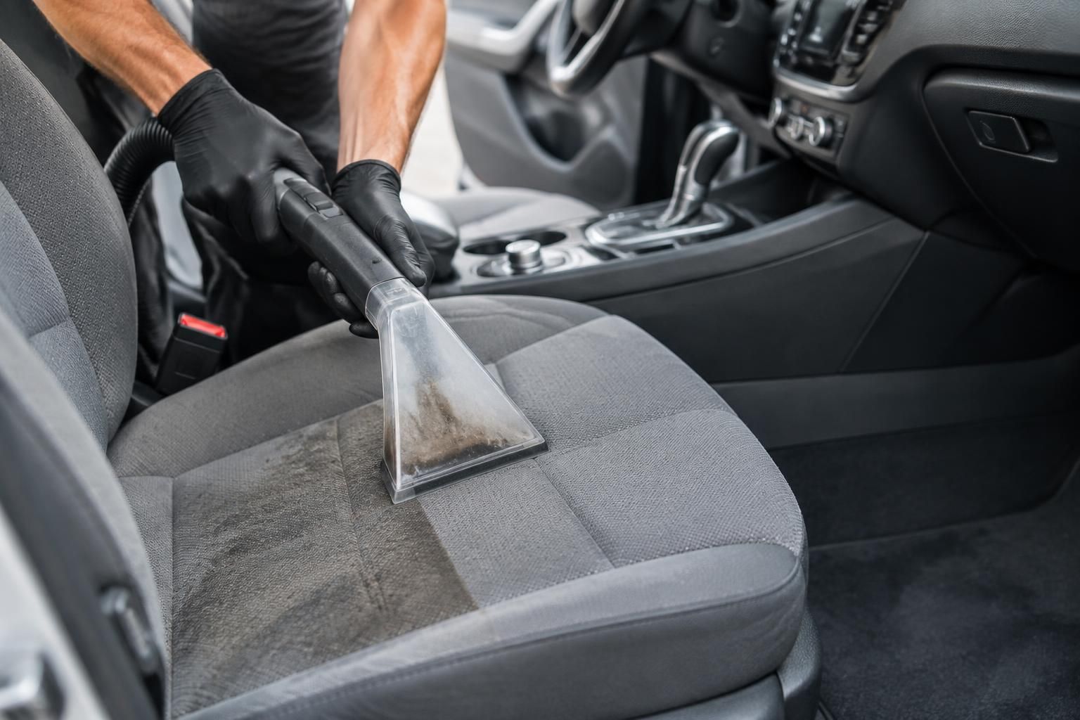 découvrez comment utiliser un aspirateur injecteur-extracteur pour nettoyer en profondeur les sièges, tapis et moquettes de votre voiture.