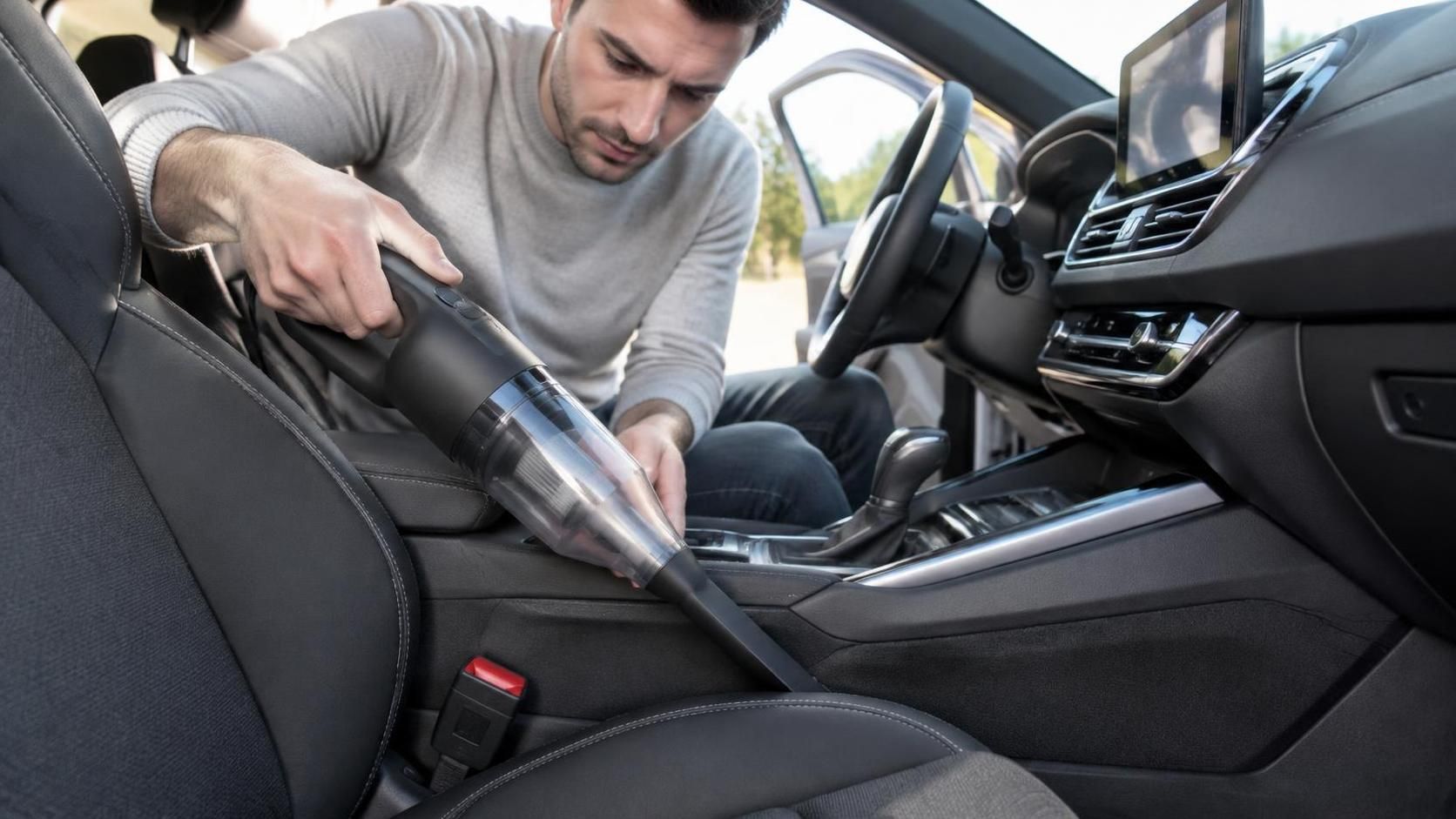 découvrez l’aspirateur de voiture haute performance : une puissance optimale pour éliminer efficacement poussière, miettes et saletés, et garder votre véhicule impeccable.